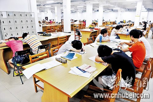 大学空调自习室遭学生“疯抢”占座后睡回笼觉