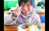 山区贫困生午餐吃辣酱咸菜就饭 付不起四元餐费