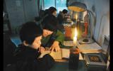 摸黑上课点蜡辅导 学校：啥时供电仍不能确定(图)