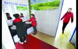 小学厕所铺红地毯 校方称为改变学生陋习(图)